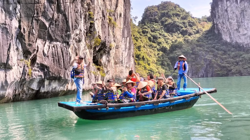 Du khách Hàn Quốc tham quan hang Luồn trên vịnh Hạ Long.