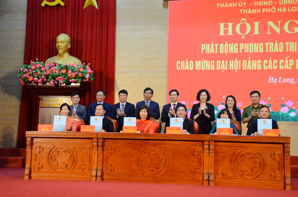 6 đơn vị đứng đầu cụm thi đua thành phố thực hiện đã thực hiện ký cam kết thi đua tại Lễ phát động.