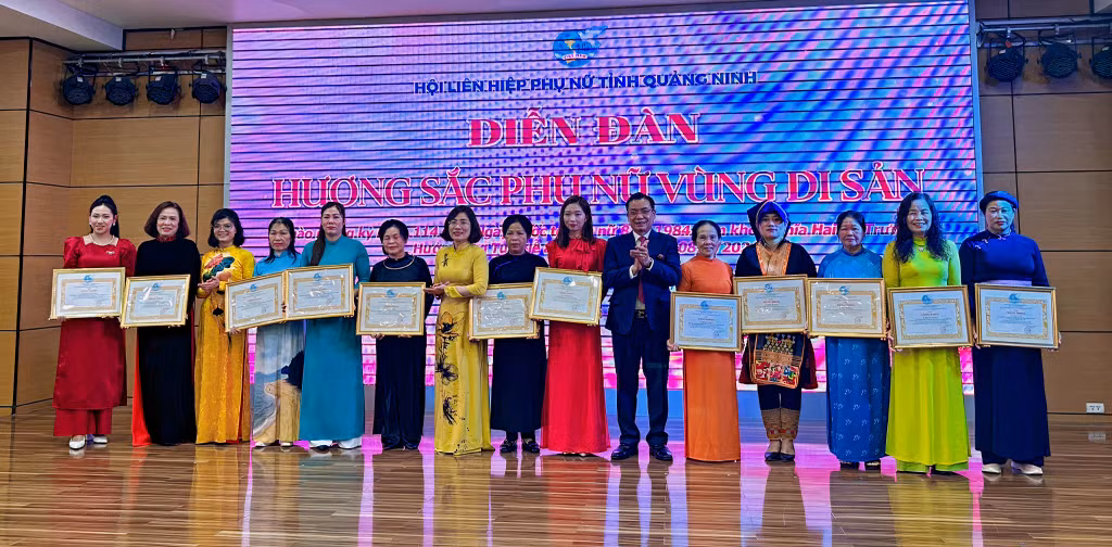 Chị Nông Thị Mùi nhận giấy khen của Hội LHPN tỉnh vì có những đóng góp tích cực cho công tác Hội và phong trào phụ nữ.