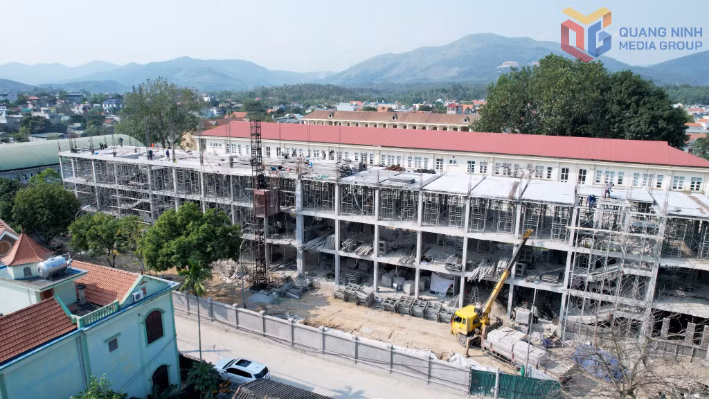 Khối nhà học mới xây 