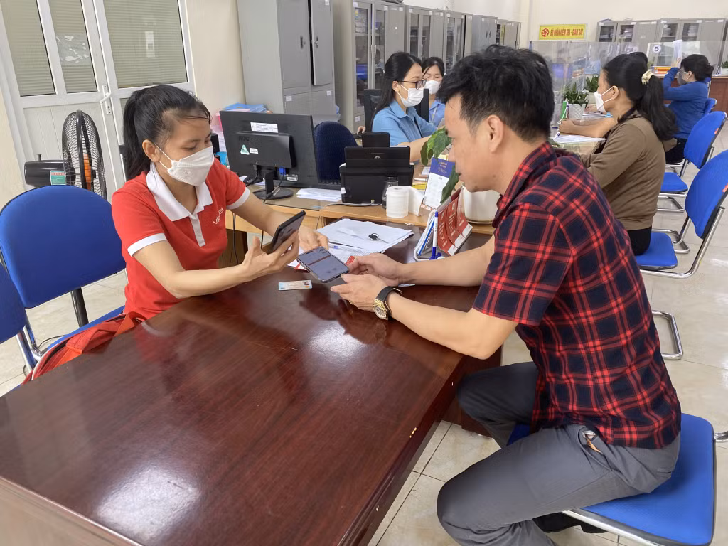 Nhân viên Viettel cấp chữ ký miễn phí cho người dân tại Trung tâm Hành chính công TX Đông triều.