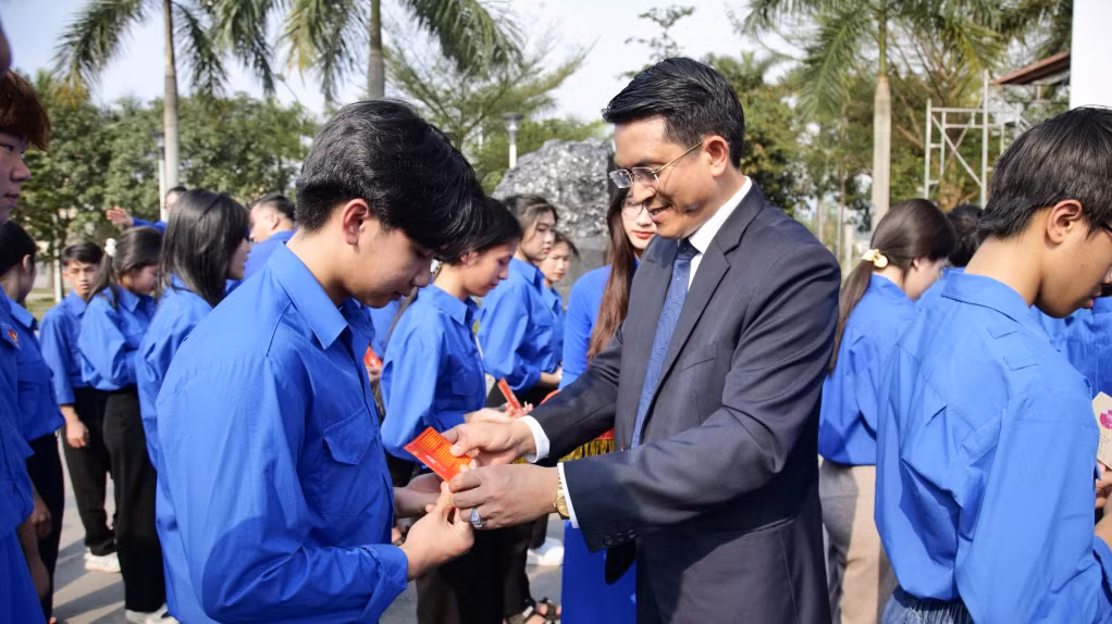 300 Đoàn viên ưu tú được kết nạp trong dịp này.