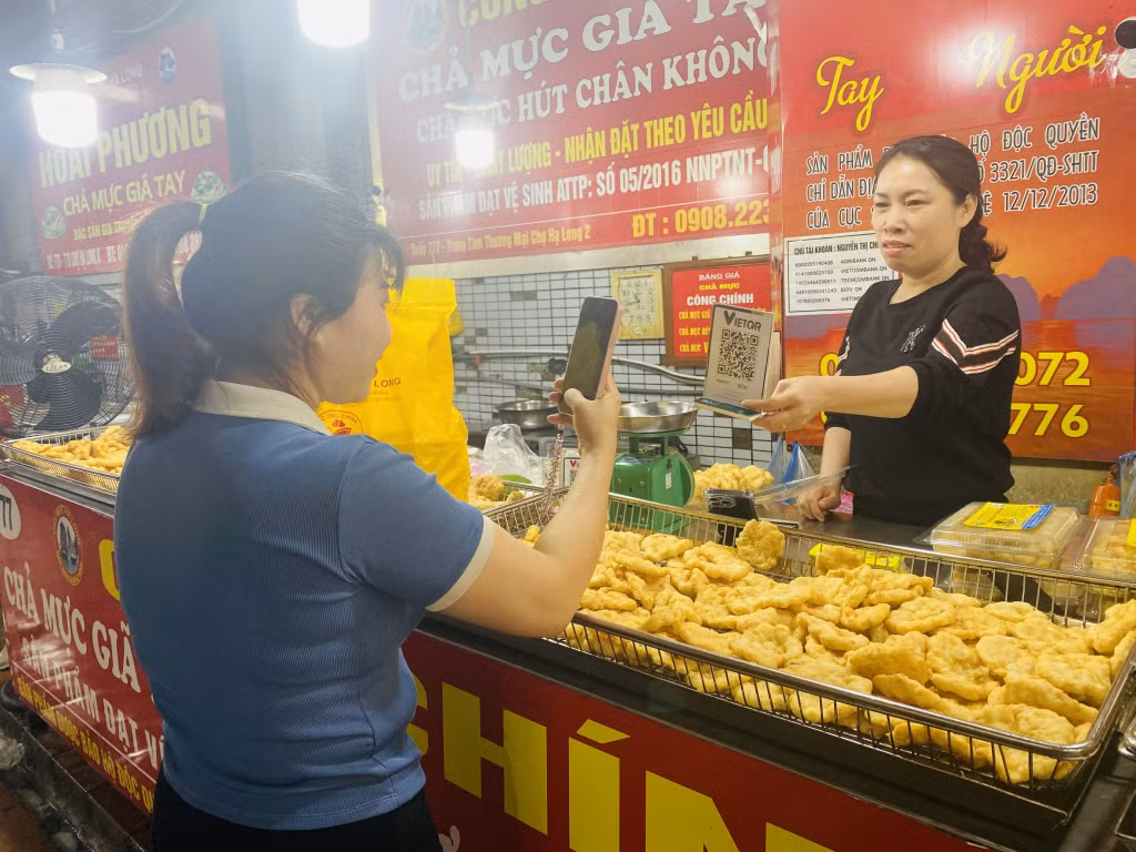 Người dân thanh toán không dùng tiền mặt tại chợ Hạ Long 2.