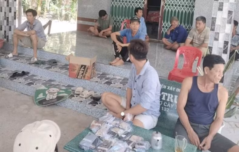 Nhóm người tụ tập đánh bạc bị bắt quả tang.