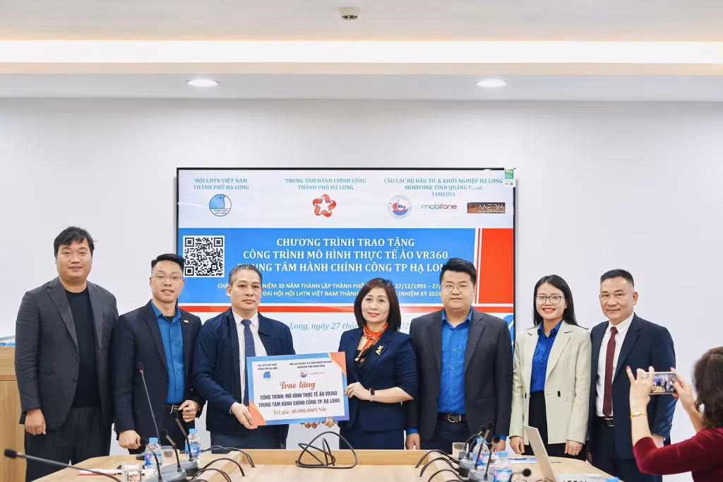 Thành Đoàn Hạ Long phối hợp với CLB Đầu tư &amp; Khởi nghiệp Hạ Long, MobiFone Quảng Ninh trao tặng mô hình thực tế ảo VR360 cho Trung tâm Hành chính công TP Hạ Long.