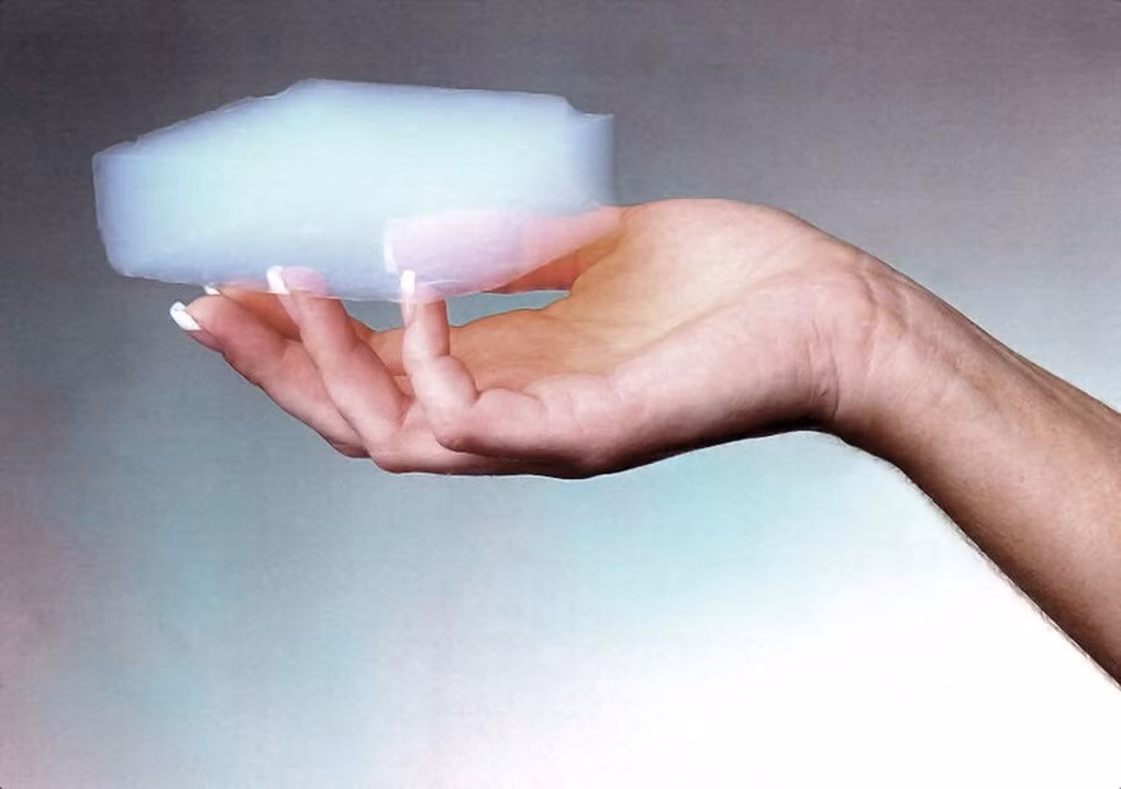 Aerogel là vật liệu rắn nhẹ nhất thế giới, với thành phần có thể lên tới 99% là không khí (Ảnh: Getty).