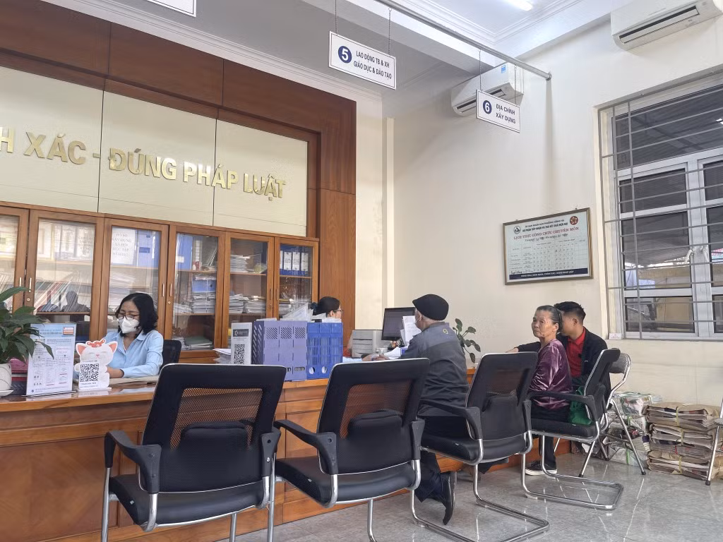 Người dân đến giải quyết TTHC tại Bộ phận tiếp nhận và trả kết quả phường Hồng Hà (TP Hạ Long).