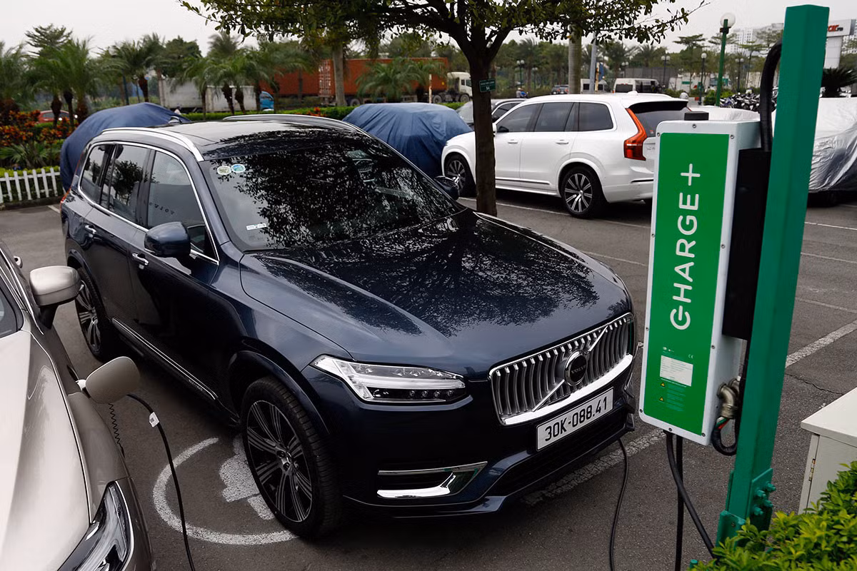 Volvo XC90 recharged là một trong số ít những mẫu xe PHEV bán tại Việt Nam.