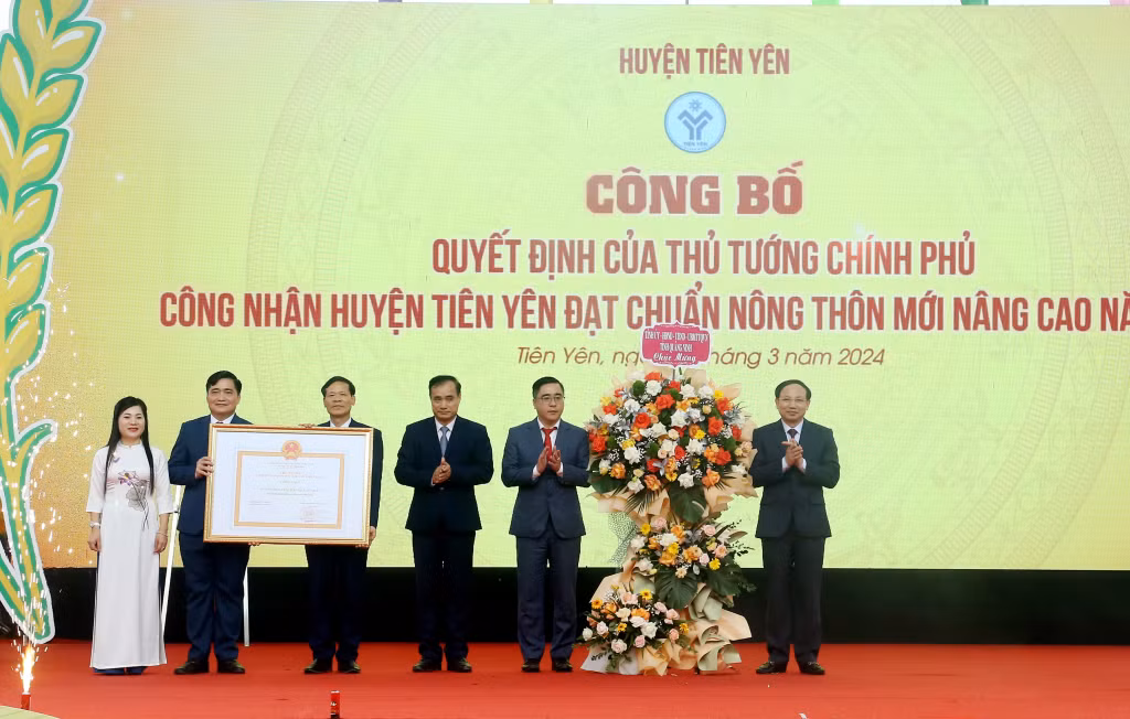 Huyện Tiên Yên đón nhận quyết định của Thủ tướng Chính phủ công nhận đạt chuẩn NTM nâng cao.