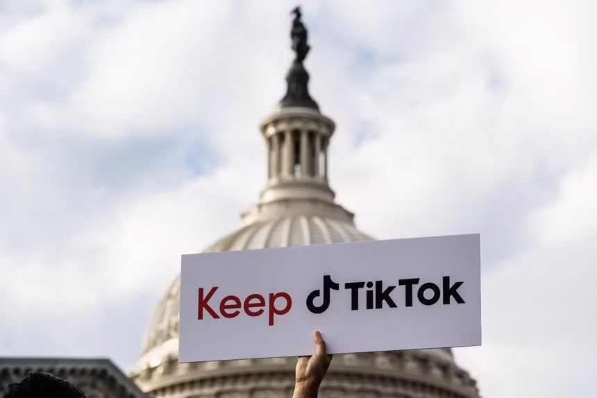 Người dân biểu tình ủng hộ TikTok bên ngoài Điện Capitol trong phiên họp ngày 22/3. Ảnh: Bloomberg.