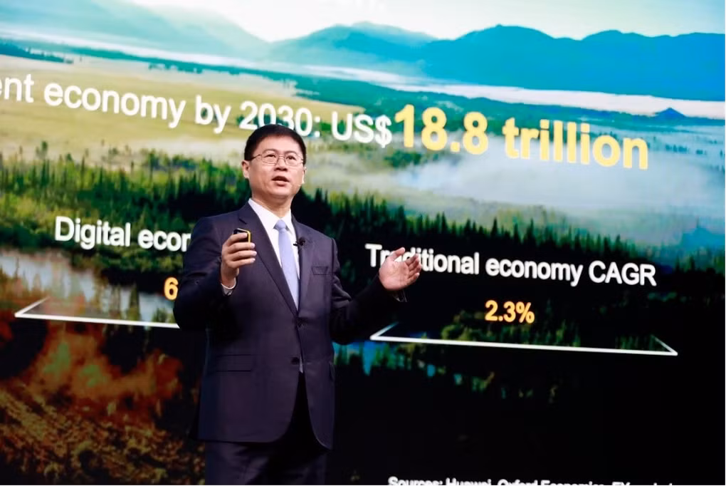 Ông Li Peng - Phó Chủ tịch cấp cao kiêm Chủ tịch nhóm Kinh doanh &amp; Dịch vụ ICT của Huawei khẳng định mạng 5.5G sẽ được thương mại hóa trong năm nay (Ảnh: Huawei).
