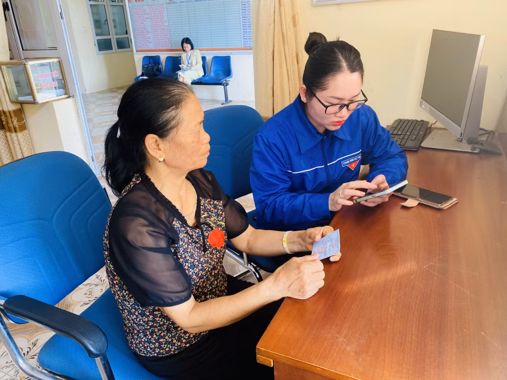 ĐVTN xã Tân Lập giúp công dân nộp TTHC qua dịch vụ công trực tuyến.