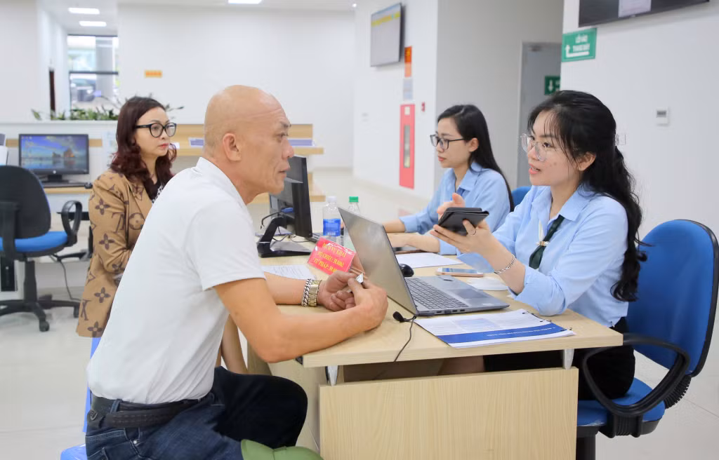 Cán bộ Trung tâm Phục vụ HCC tỉnh hướng dẫn người dân, doanh nghiệp quy trình nộp hồ sơ TTHC.