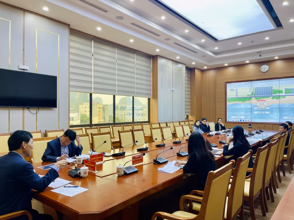 Đồng chí Nguyễn Tiến Dũng, Chủ tịch UBND TP Hạ Long cho ý kiến về việc thiết kế, bố trí khu vực sân khấu.