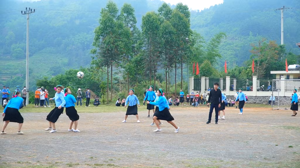 Phụ nữ dân tộc Sán Chỉ (xã Húc Động, huyện Bình Liêu) thi đấu bóng đá.
