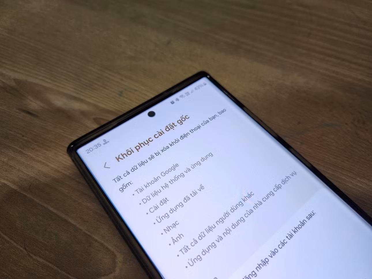 Khôi phục cài đặt gốc là cách nhanh nhất để "làm sạch" smartphone bị nghi nhiễm mã độc (Ảnh: Q.H).