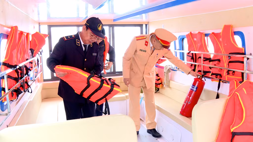 Lực lượng chức năng kiểm tra điều kiện an toàn các tàu cao tốc vận chuyển khách tại bến Mũi Ngọc, Tp Móng Cái trước khi cấp lệnh rời bến.