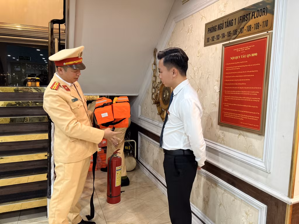 Cán bộ Đội Cảnh sát đường thủy (Phòng CSGT, Công an tỉnh) tuyên truyền cho nhân viên tàu nghỉ đêm trên Vịnh Hạ Long.