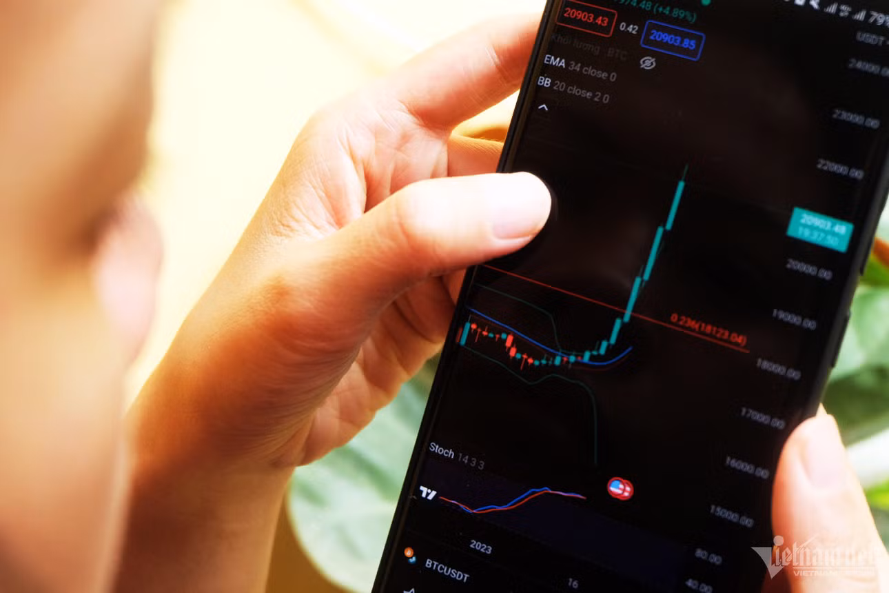 Một người dùng đang xem giá Bitcoin trên sàn giao dịch tài sản ảo. Ảnh: Trọng Đạt