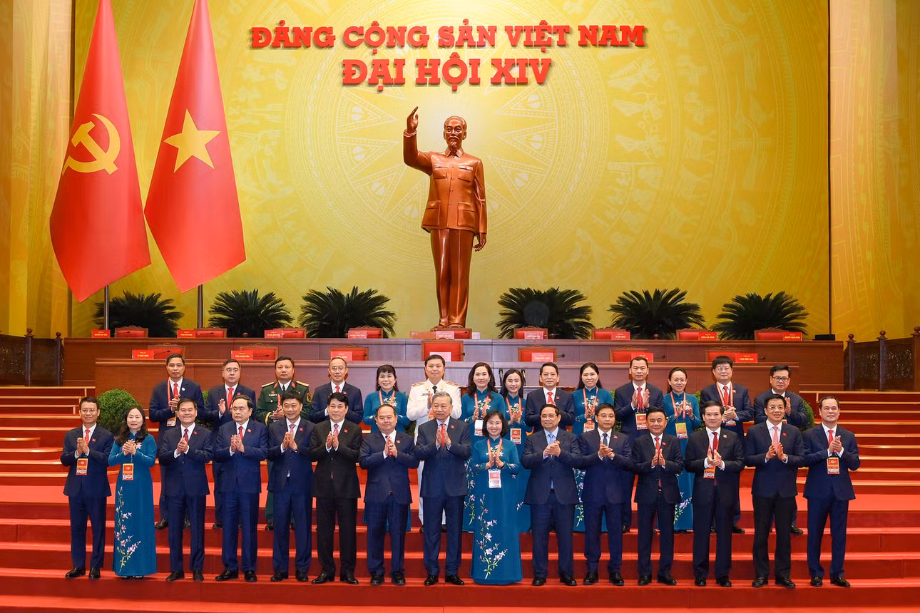 Đoàn đại biểu Đảng bộ tỉnh Quảng Ninh dự Đại hội đại biểu toàn quốc lần thứ XIV của Đảng chụp ảnh với các đồng chí lãnh đạo Đảng, Nhà nước.
