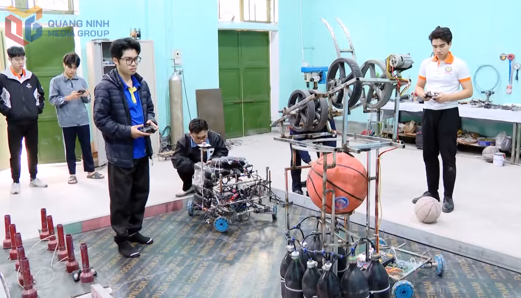Sinh viên Trường Đại học Công nghiệp Quảng Ninh nghiên cứu, lắp ráp robot tham dự cuộc thi Robocon Việt Nam 2025.