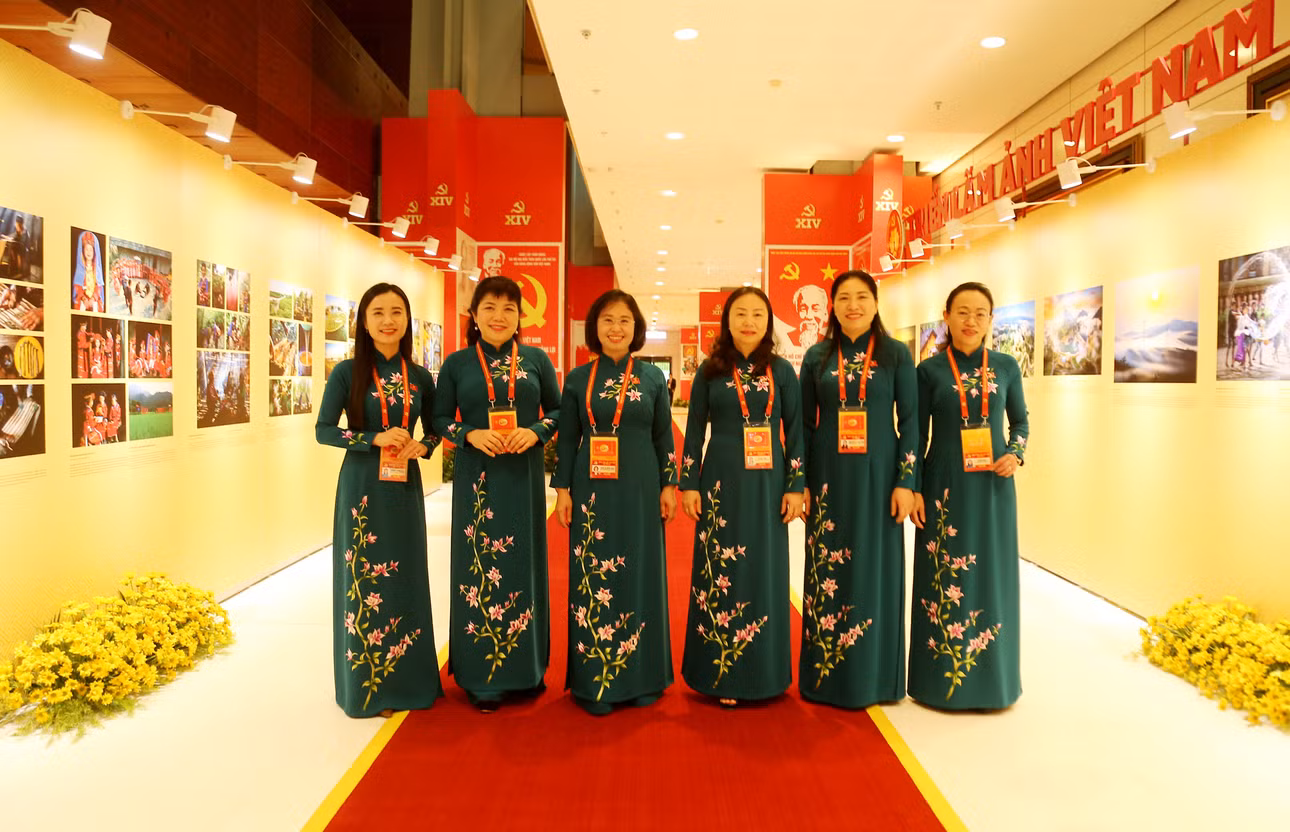 Các đại biểu nữ tỉnh Quảng Ninh chụp ảnh lưu niệm tại Đại hội.