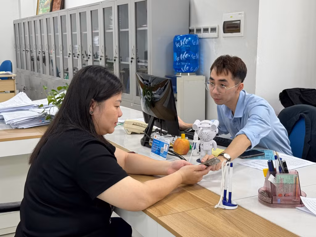 Cán bộ của Trung tâm Phục vụ Hành chính công tỉnh hướng dẫn người dân làm thủ tục hành chính.