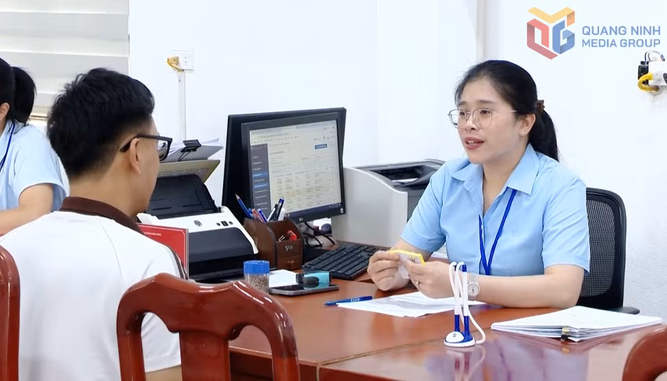 Cán bộ Trung tâm Phục vụ hành chính công phường Mạo Khê hỗ trợ doanh nghiệp thực hiện thủ tục pháp lý.