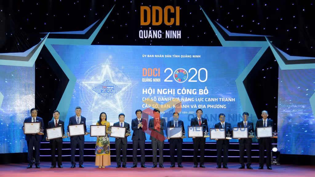 Lãnh đạo tỉnh trao giấy chứng nhận và kỷ niệm chương cho tốp 5 khối sở, ban, ngành và địa phương (3-2021). Ảnh: Minh Hà