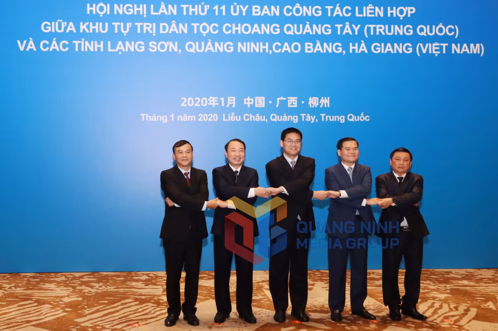 Lãnh đạo 5 tỉnh - khu thống nhất cao nội dung ký kết biên bản ghi nhớ (1-2020). Ảnh: Khánh Giang