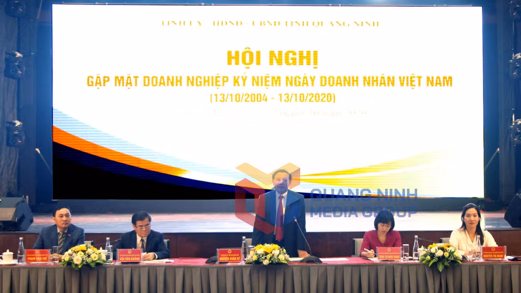 Các đồng chí lãnh đạo tỉnh tiếp thu và giải đáp ý kiến các doanh nghiệp (10-2020). Ảnh: Thu Chung