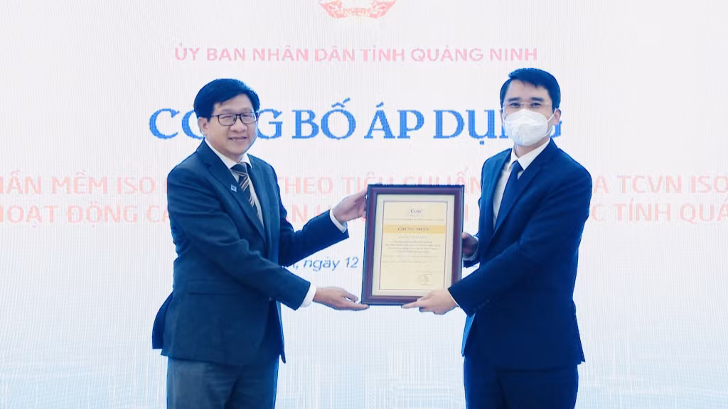 Trường ĐH Cần Thơ trao chứng nhận bản quyền phần mềm ISO điện tử cho tỉnh.
