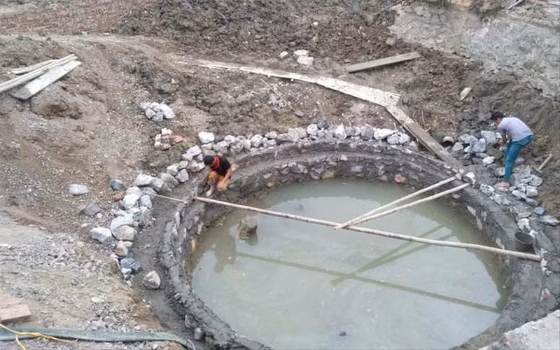 Giếng mới đang được xây trong lòng giếng cũ. (Ảnh: Báo Pháp luật)