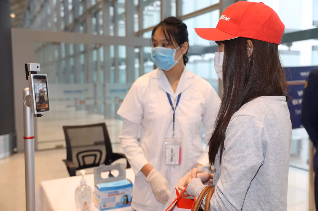 Thiết bị nhận diện AI cảnh báo tự động thân nhiệt hành khách, tự động cảnh báo người không đeo khẩu trang để nhắc nhở tại Sân bay Vân Đồn.