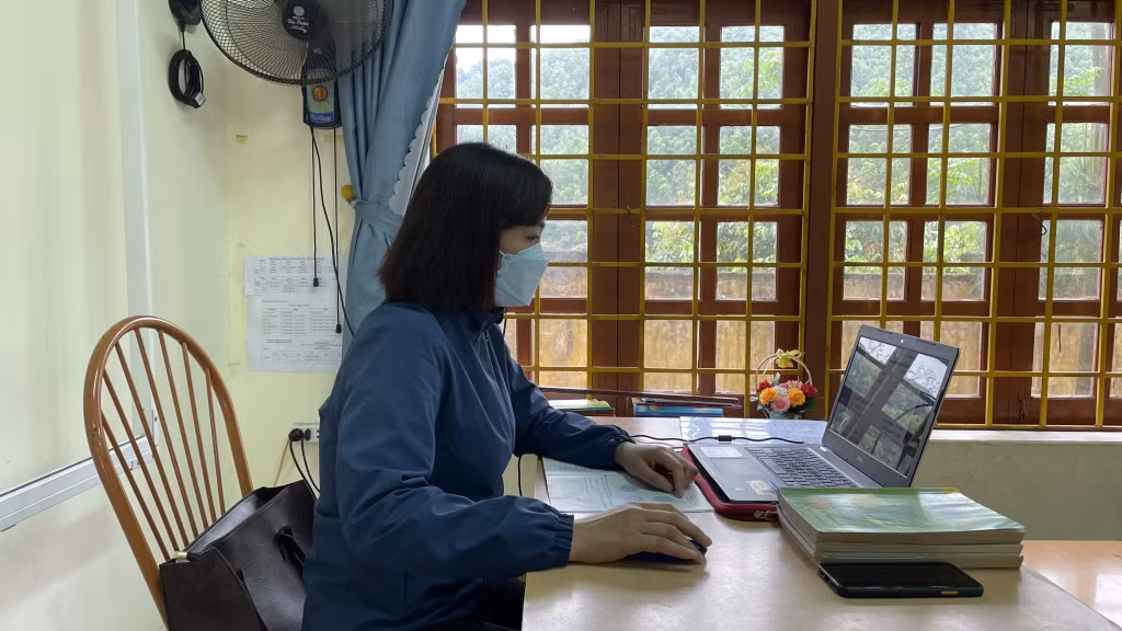 Cô giáo Lã Thị Thu Hà, Trường TH-THCS Tân Dân, dạy học trực tuyến, tháng 3/2022.