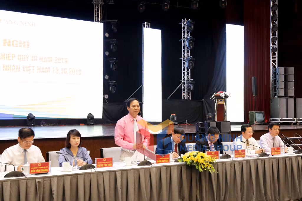 Các đồng chí lãnh đạo tỉnh trao đổi với doanh nghiệp tại Hội nghị (10-2019). Ảnh: Thu Chung