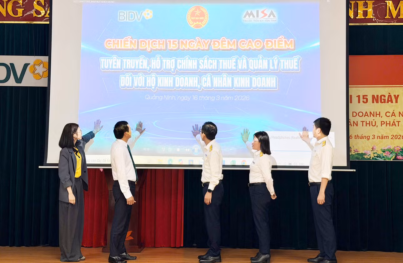 Các đại biểu bấm nút khởi động chương trình đồng hành cùng hộ kinh doanh.