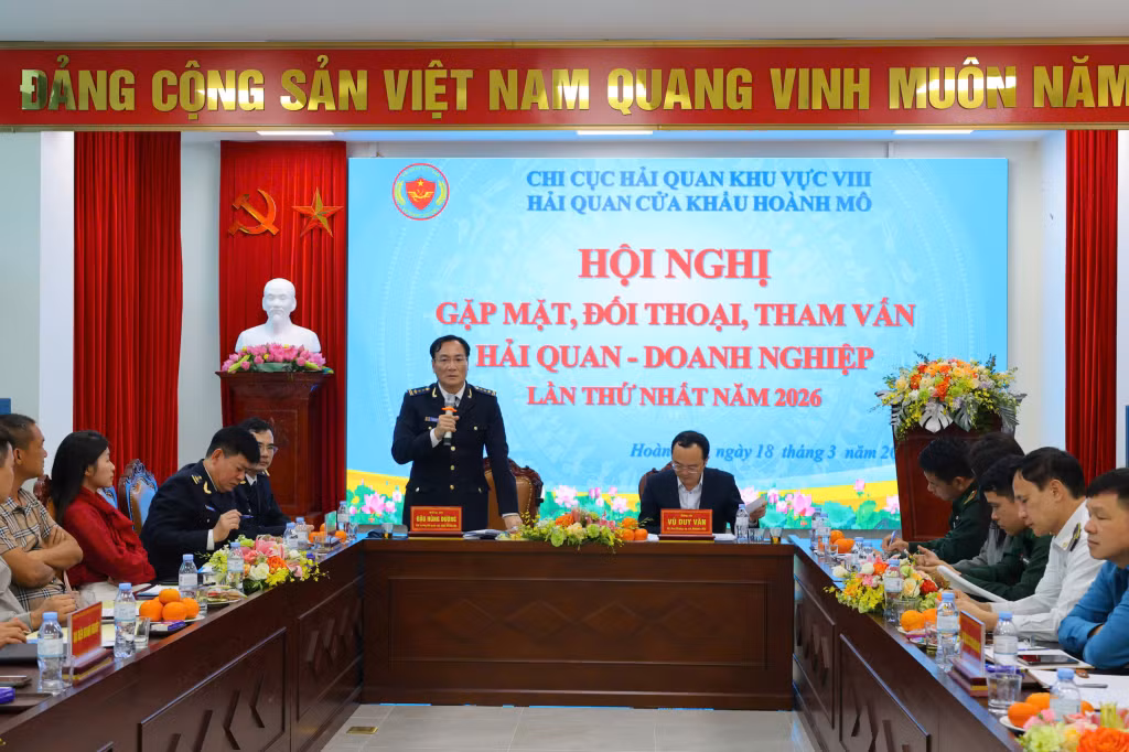 Lãnh đạo Hải quan cửa khẩu Hoành Mô phát biểu tại hội nghị.
