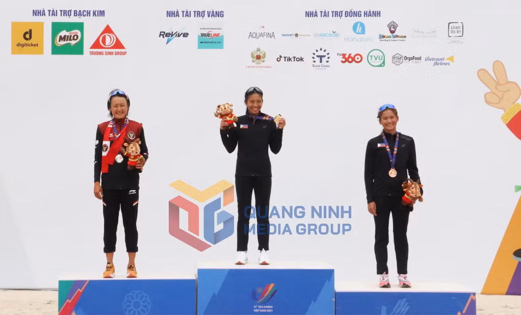 Ban tổ chức trao huy chương và chụp hình cùng các vận động viên đoạt giải 3 môn phối hợp nữ.