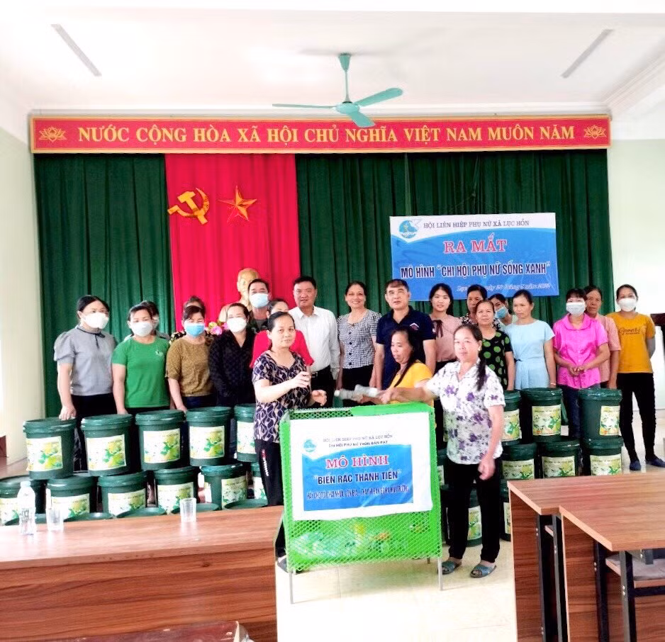 Hội LHPN xã Lục Hồn (huyện Bình Liêu) ra mắt mô hình "Biến rác thành tiền" được hỗ trợ từ chương trình "Đồng hành cùng phụ nữ biên cương".