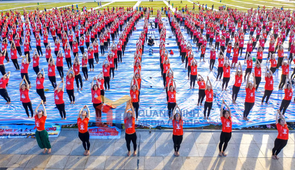 Đông đảo huấn luyện viên, vận động viên tham gia Ngày Quốc tế Yoga năm 2020 (7-2020). Ảnh: Phạm Học