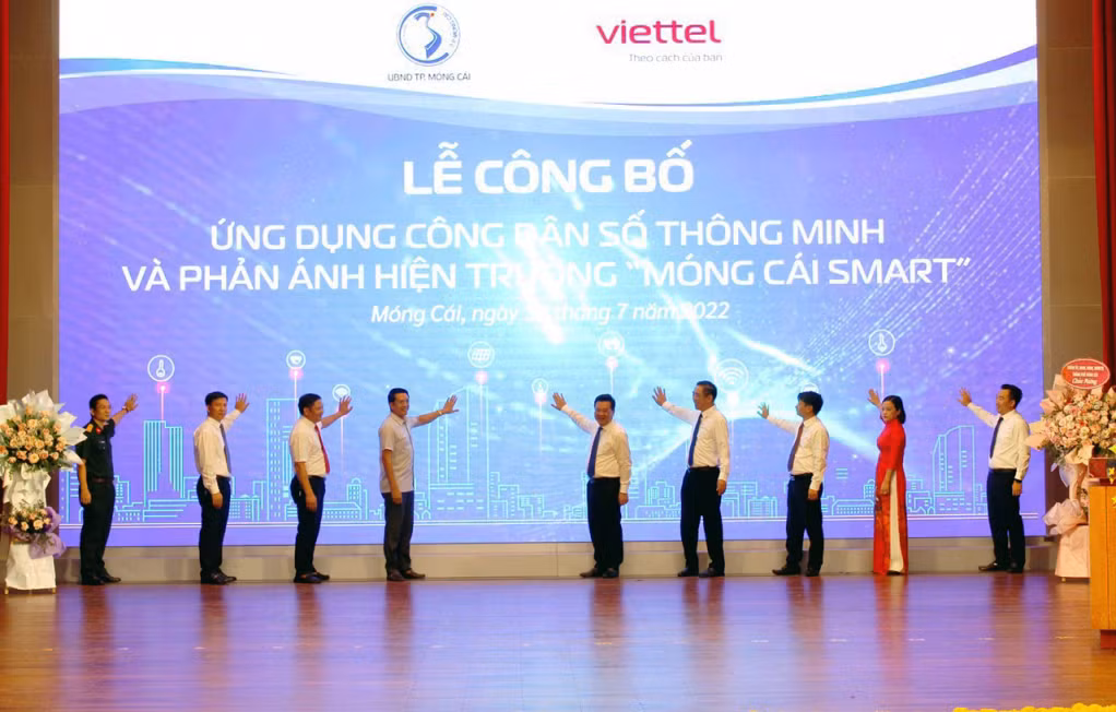 Các đại biểu ấn nút vận hành ứng dụng công dân số thông minh và phản ánh hiện trường “Móng Cái Smart”.