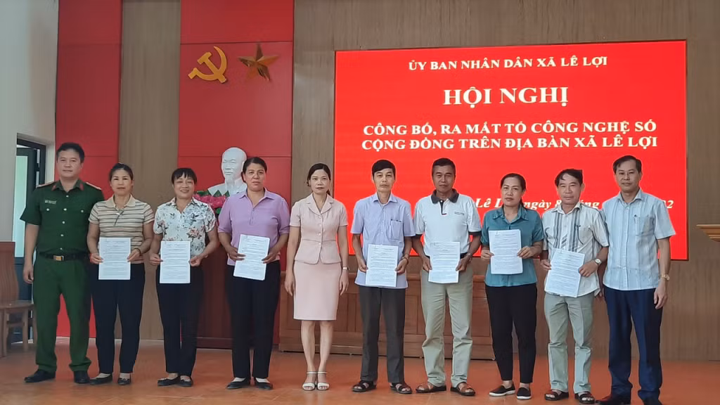 UBND xã Lê Lợi (TP Hạ Long) trao quyết định thành lập 7 Tổ công nghệ số cộng đồng cho 7/7 thôn để hỗ trợ cộng đồng dân cư ứng dụng công nghệ trên địa bàn.