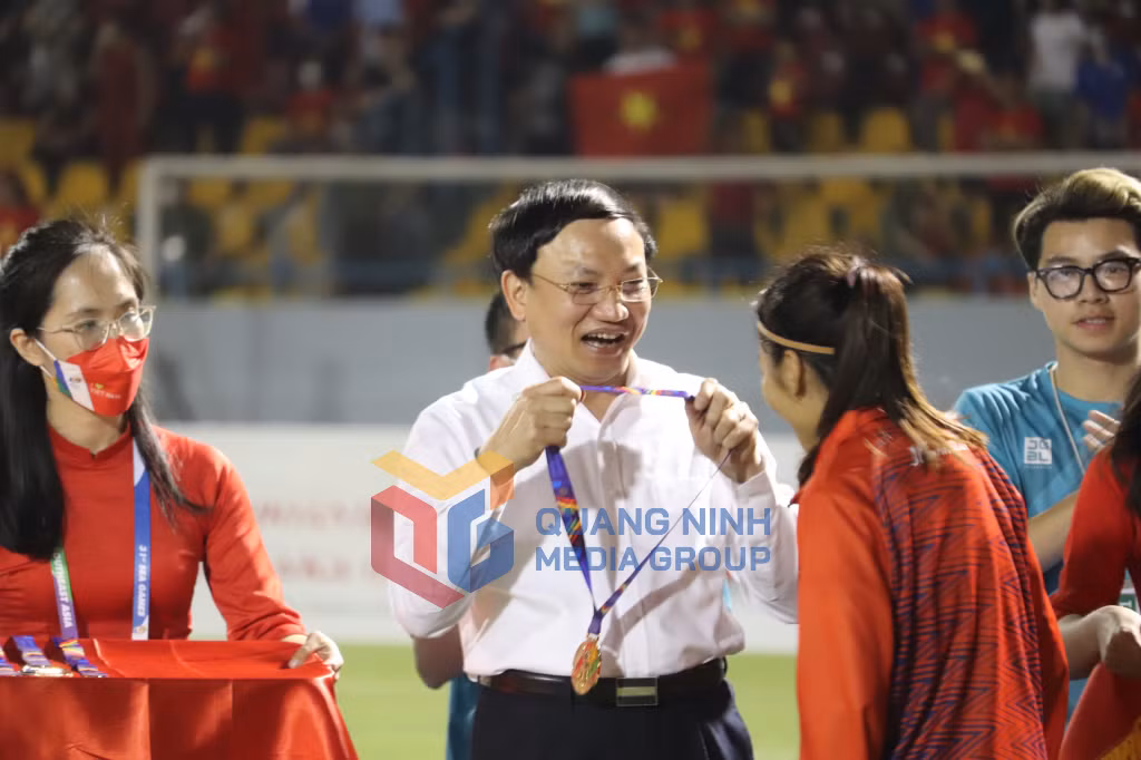 Bí thư Tỉnh ủy, Chủ tịch HĐND tỉnh Nguyễn Xuân Ký trao Huy chương vàng cho các cầu thủ.
