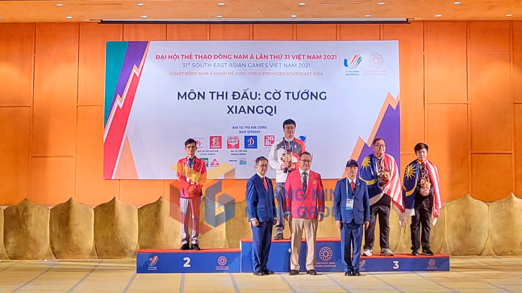 BTC trao giải cho các kỳ thủ đoạt giải cao nhất nội dung cờ tướng tiêu chuẩn cá nhân nam.
