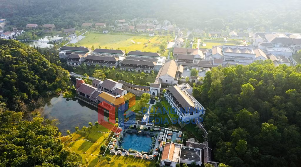 Legacy Yên Tử được ôm trọn bởi núi rừng và thiên nhiên hùng vĩ, khoáng đạt. Ảnh: Legacy Yên Tử