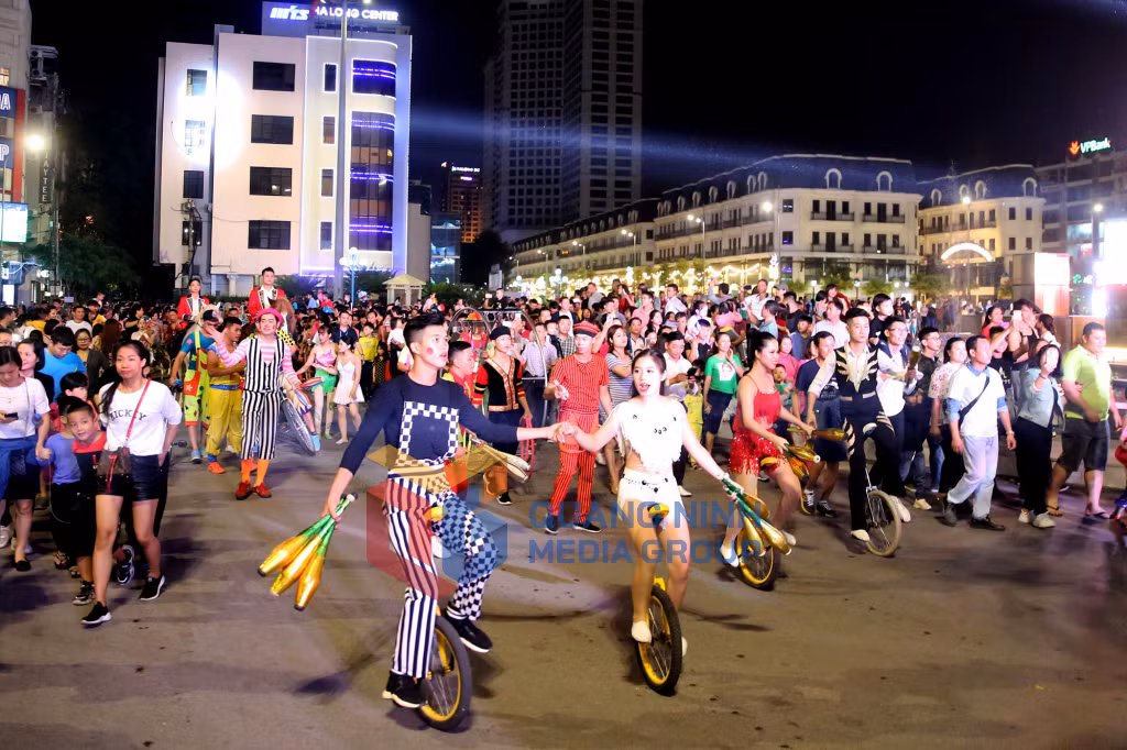 Chương trình diễu hành nghệ thuật xiếc đường phố, trong khuôn khổ Liên hoan Xiếc thế giới - Hạ Long 2019 (11-2019). Ảnh: Hùng Sơn