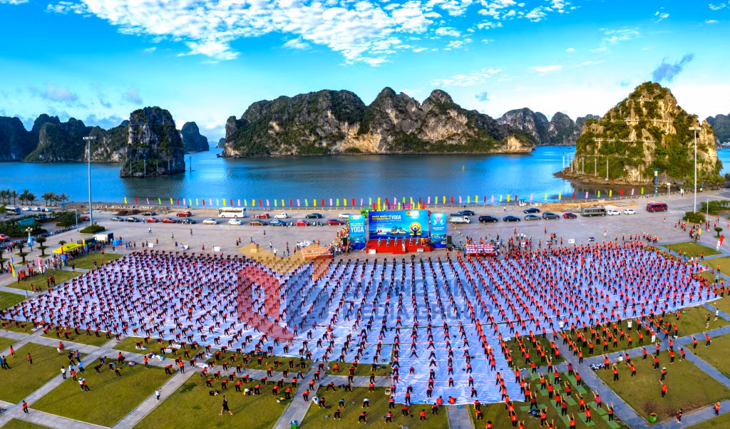 Đồng diễn, giao lưu biểu diễn Ngày Quốc tế Yoga năm 2020 tại Quảng trường 30/10 (TP Hạ Long) (7-2020). Ảnh: Phạm Học