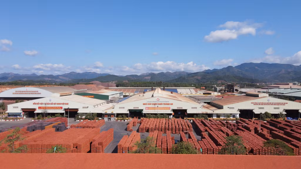 Bãi chứa hàng hóa thành phẩm của Gốm Đất Việt.