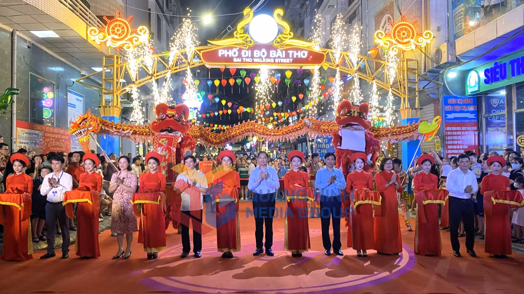 Lãnh đạo tỉnh và thành phố Hạ Long cắt băng khánh thành Phố đi bộ Bài Thơ (6-2023). Ảnh: Hoàng Quỳnh
